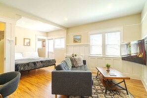 Smart TV, video library, offices - Boutique Historic Studio Balboa Park W/D (San Diego)