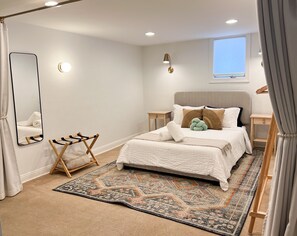 3 bedrooms, desk, WiFi, bed sheets