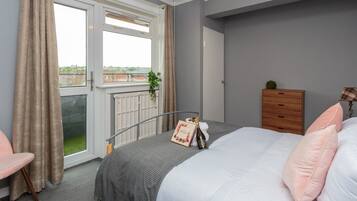 3 bedrooms, desk, free WiFi, bed sheets