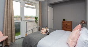 3 bedrooms, desk, free WiFi, bed sheets