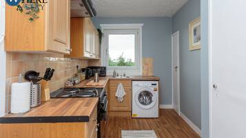 Fridge, microwave, oven, coffee/tea maker