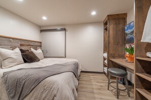 Executive Condo | Desk, blackout curtains, iron/ironing board, free WiFi