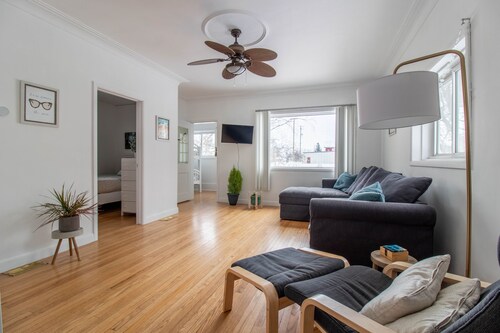 Cozy Home-> Ideal Town location - walk to beach + everything + great fenced yard