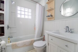 Hair dryer, towels, soap, toilet paper - Cozy Home-> Ideal Town location - walk to beach + everything + great fenced yard (Gimli)