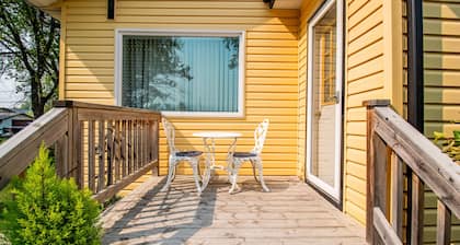 Cozy Home-> Ideal Town location - walk to beach + everything + great fenced yard