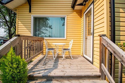 Cozy Home-> Ideal Town location - walk to beach + everything + great fenced yard