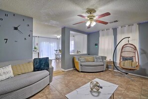 Living area - FAMILY SIZE HOME (San Antonio)