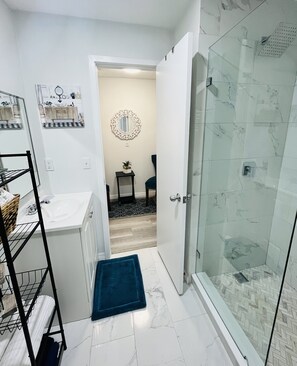 Secador de cabelo, toalhas de banho, sabonete, papel higiênico