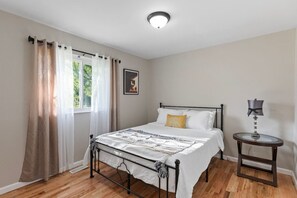 4 bedrooms, desk, WiFi, bed sheets - Fragrance free - spacious Ranch -safe &quiet- 4 br 2 bath (High Ridge)