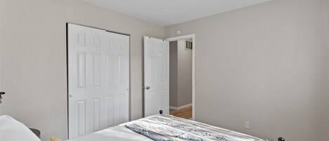 4 bedrooms, desk, WiFi, bed sheets