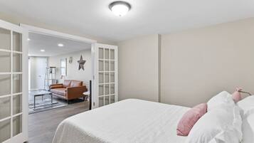 4 bedrooms, desk, WiFi, bed sheets