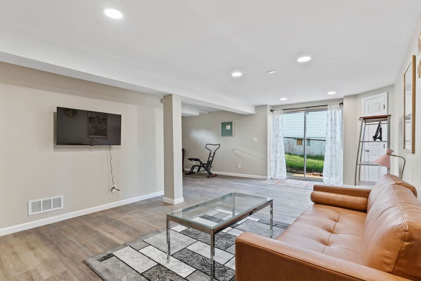 Televisión y oficina 