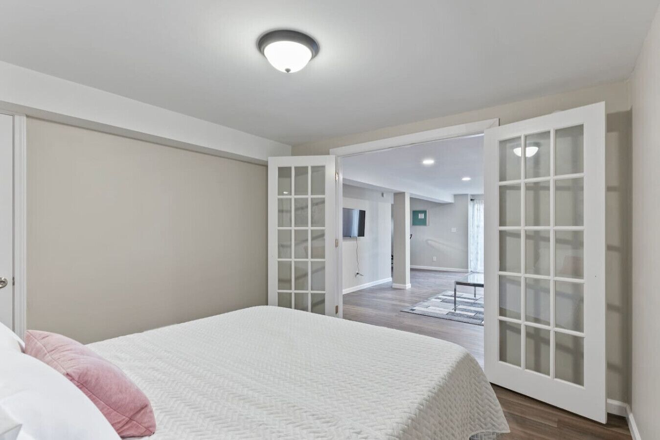 4 bedrooms, desk, WiFi, bed sheets