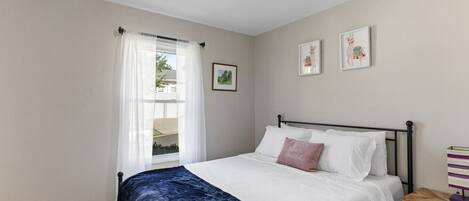4 bedrooms, desk, WiFi, bed sheets
