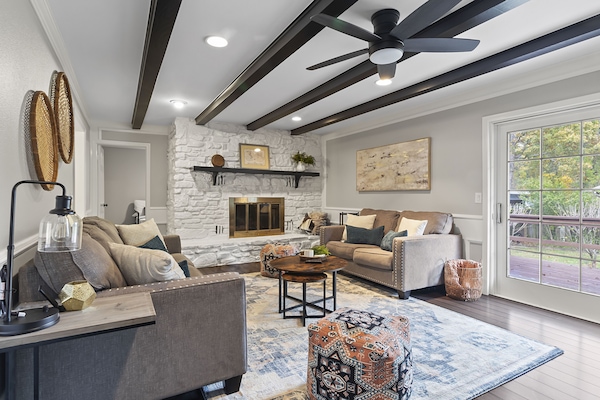 Smart-tv, een open haard, videospelletjes en een tafeltennistafel