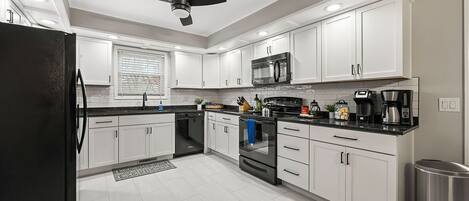 ثلاجة، ميكروويف، فرن، موقد طهي مسطح