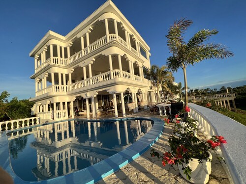 Room w/ ocean view balcony next to the beach. 2 pools, fire pit, gardens & more!