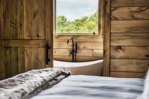 5 habitaciones, escritorio y tabla de planchar con plancha 