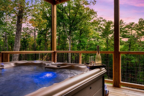 Outdoor spa tub - Hawk Mountain Modern Lodge  Lux Fam Friendly Cabin in Gated Community (Sevierville)
