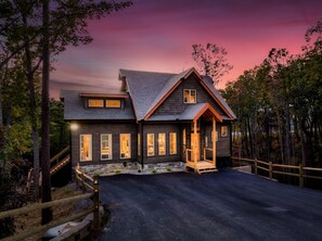 Exterior - Hawk Mountain Modern Lodge  Lux Fam Friendly Cabin in Gated Community (Sevierville)