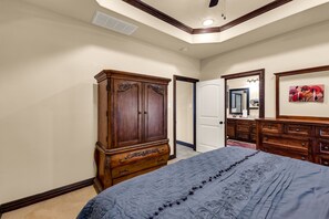 3 bedrooms, iron/ironing board, WiFi, bed sheets - Forest Escape Lake Conroe (Montgomery)