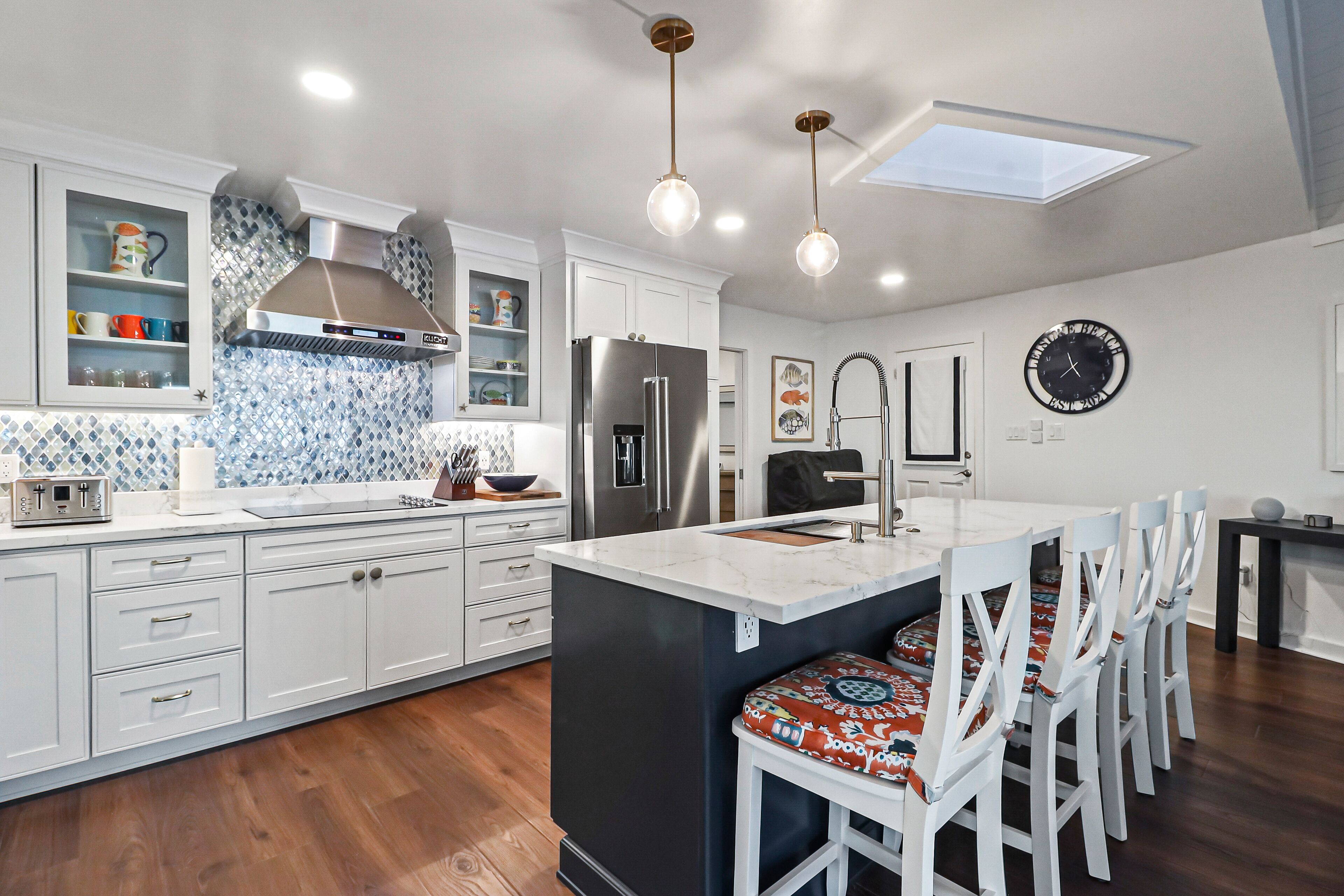 Réfrigérateur, cafetière/bouilloire, chaise haute