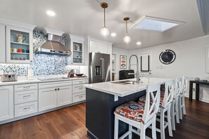 Fridge, coffee/tea maker, high chair, cookware/dishes/utensils - Leisure Beach Ocean Retreat (North Eleuthera)