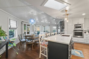 Dining - Leisure Beach Ocean Retreat (North Eleuthera)