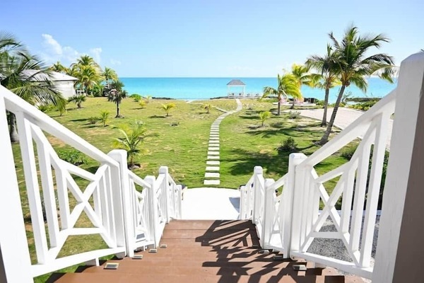 PATHWAY TO PARADISE: OCEAN VIEWS FROM THE REAR DECK