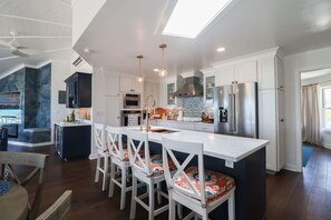 Fridge, coffee/tea maker, highchair, cookware/dishes/utensils - Leisure Beach Ocean Retreat (North Eleuthera)
