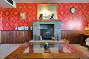 Interior - A place full of character and charm-Gateway to Canadian Rockies (Cochrane)