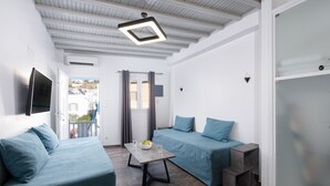 Comfort Apartment, Berbilang Katil | Ruang tamu | 43 inci sebuah televisyen pintar dengan digital, Netflix 