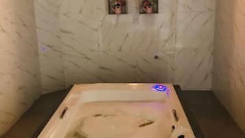 مغطس بمضخات للمياه