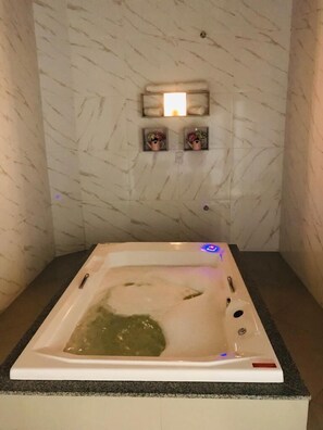 Suite Deluxe | Baignoire Ă hydromassage