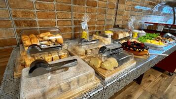 Café da manhã completo grátis todos os dias