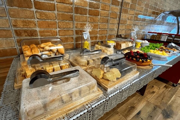 Desayuno completo gratuito y diario