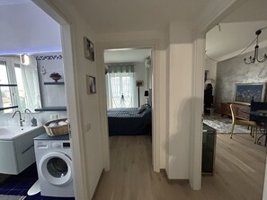 1 Schlafzimmer, Zimmersafe, Schreibtisch, Bügeleisen/Bügelbrett
