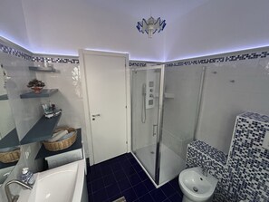 Dusj, toalettartikler (inkludert), hårføner og badekåper