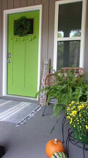 Exterior detail - The Cozy Cottage. A pet-friendly place to relax and enjoy Chatt. 1 dog property. (Chattanooga)