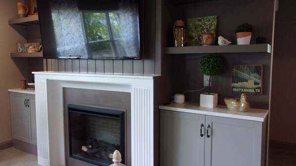 Interior - The Cozy Cottage. A pet-friendly place to relax and enjoy Chatt. 1 dog property. (Chattanooga)