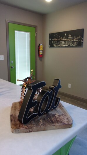 Lobby - The Cozy Cottage. A pet-friendly place to relax and enjoy Chatt. 1 dog property. (Chattanooga)