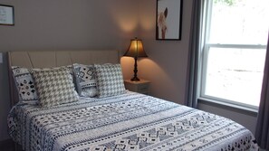 3 habitaciones, escritorio y tabla de planchar con plancha 