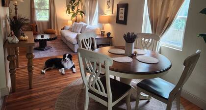 Bungalow on quiet street close to trendy cafes, pubs, and parks. Dogs welcome!