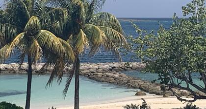 Saunders Beach Manor equipped with Pool and Cabana: 3 Bedroom/3.5 Bathroom