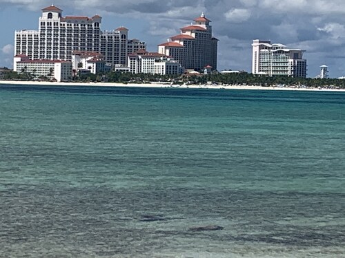 Saunders Beach Manor equipped with Pool and Cabana: 3 Bedroom/3.5 Bathroom 