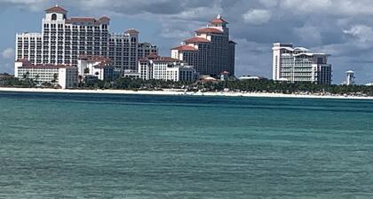 Saunders Beach Manor equipped with Pool and Cabana: 3 Bedroom/3.5 Bathroom