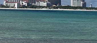 Saunders Beach Manor equipped with Pool and Cabana: 3 Bedroom/3.5 Bathroom