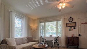 Smart TV, DVD player, books, video library - Peacefull Lake Get-Away (Hot Springs)