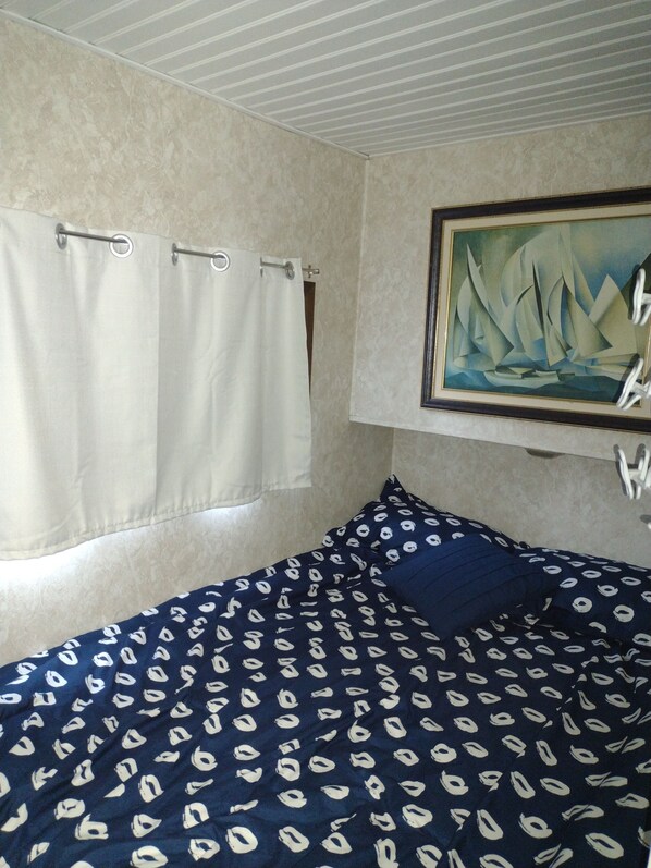 3 bedrooms, bed sheets