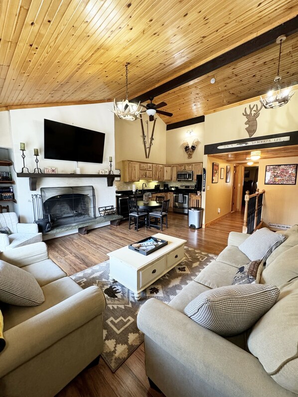 スマートテレビ、暖炉、テレビゲーム、DVD プレーヤー